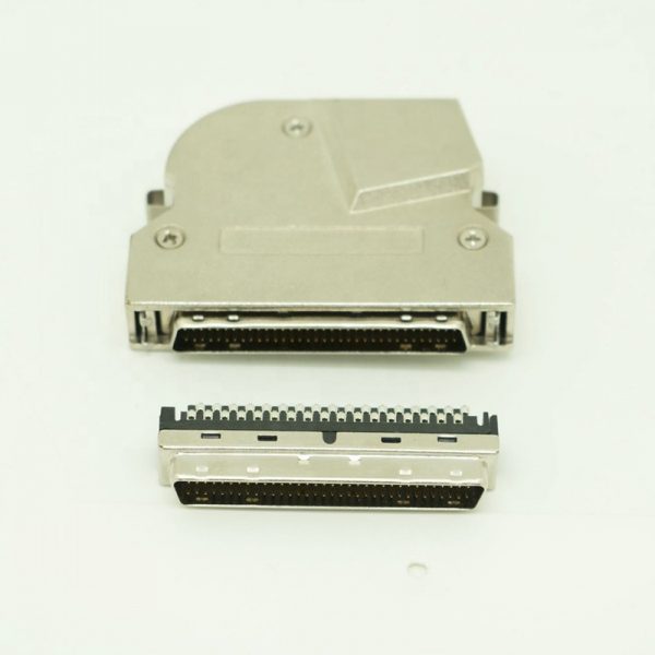 90 Connettore maschio a pin HD68 di grado con clip a scatto